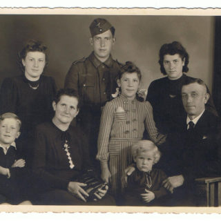 LEINEN-Pa-Familie_ca.1943