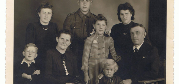 LEINEN-Pa-Familie_ca.1943
